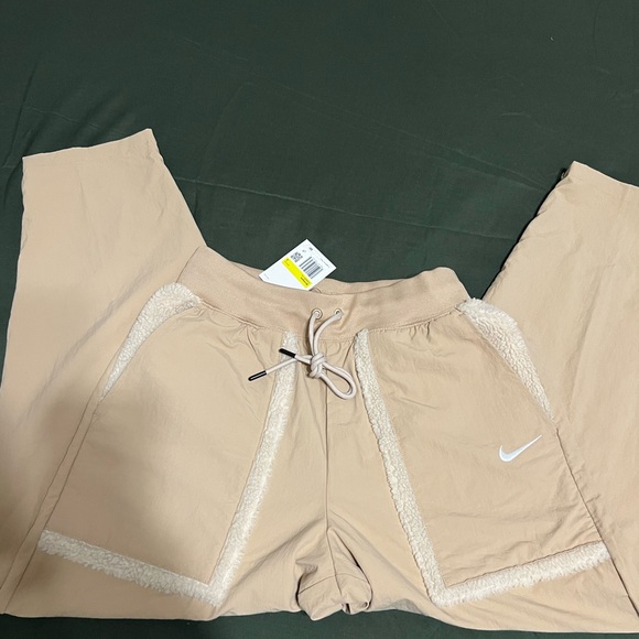 Nike Women's
Sportswear Essential
Woven High Rise Pants size small - Picture 4 of 5